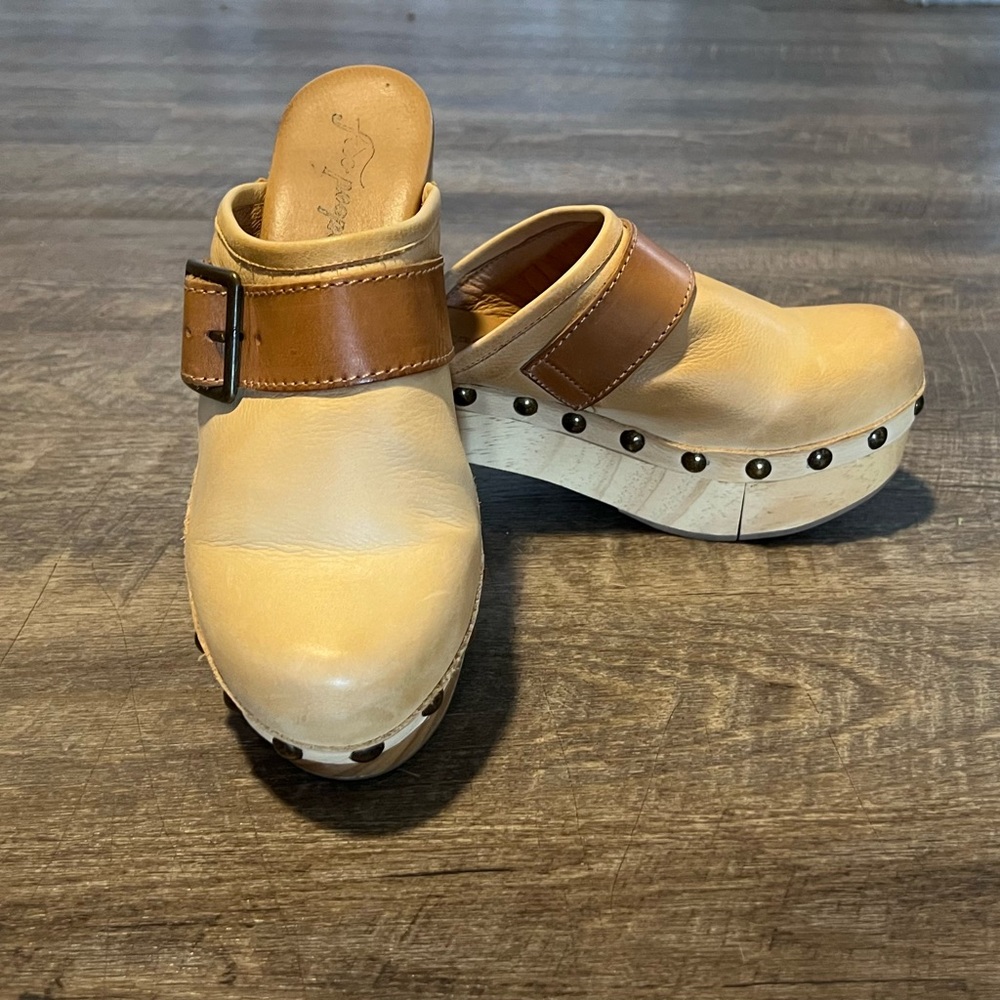 Free People women’s Culver City clogs, camel with brown buckle strap